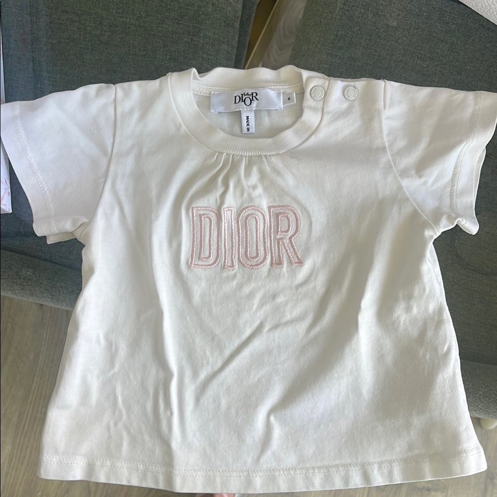 Baby Dior White Short Sleeve (Newborn size 6)
Comes with gift box and ruban